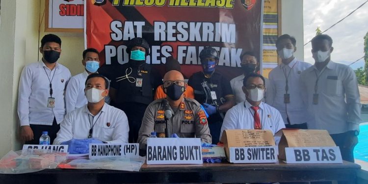 Press Release Polres Fakfak ungkap kasus pencurian Handpone beserta uang tunai (Foto : Salmon Teriraun/PR)