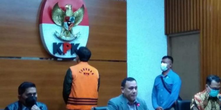 Sumber Foto Antara/Benardy Ferdiansyah
Deputi Penindakan dan Eksekusi KPK Karyoto (kiri), Ketua KPK Firli Bahuri (tengah), dan Plt Juru Bicara KPK Ali Fikri (kanan) saat jumpa pers di Gedung KPK, Jakarta, Sabtu (25/9/2021) terkait pengumuman dan penahanan tersangka Wakil Ketua DPR RI Azis Syamsuddin dalam kasus dugaan suap terkait dengan penanganan perkara korupsi yang ditangani oleh KPK di Kabupaten Lampung Tengah.