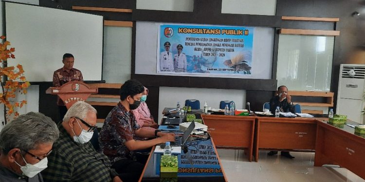 Bupati Fakfak Untung Tamsil, Sos, M.Si resmi membuka Konsultasi Publik ke 2 KLHS RPJMD Kabupaten Fakfak tahun 2021-2026 (Foto Salmon Teriraun/PR)