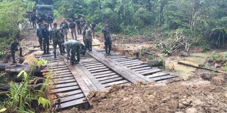 TNI dan Polri Lampaui Target Selesaikan Pembangunan Jembatan di Kampung Fakario (FOTO Pendam XVIII/Kasuari)