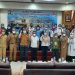 Kepala Balai Jasa Konstruksi Wilayah VII Jayapura beserta asesor, Ketua DPD Gapeknas Fakfak dan Undangan serta peserta Bimbtek SMKK (Foto Salmon Teriraun/PR)