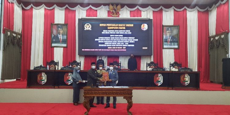 Wakil Ketua DPRD Kabupaten Fakfak Iskandar Tassa menyerahkan hasil sidang paripurna RPJMD 2021-2026 kepada Bupati Fakfak, Untung Tamsil (Foto Salmon Teriraun/PR)