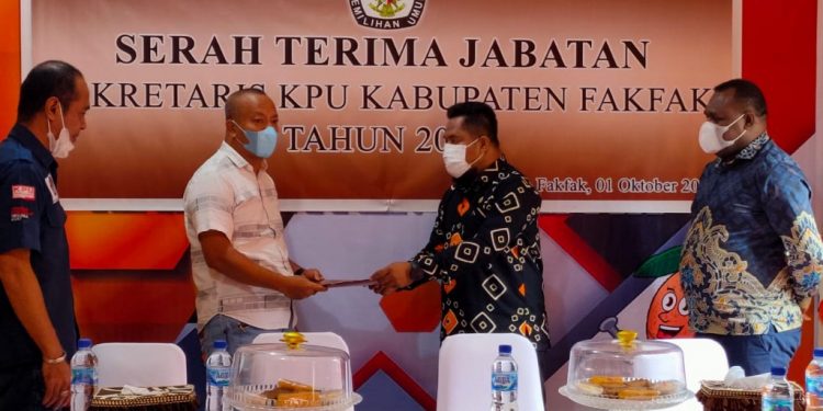 Suasana serah terima jabatan Sekretaris KPU Kabupaten Fakfak (Foto Istimewa)
