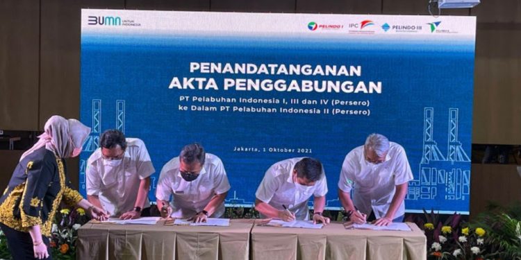 Penandatanganan Akta Penggabungan Badan Usaha Milik Negara (BUMN) Layanan Jasa Pelabuhan yang dilakukan oleh Direktur Utama Pelindo I Prasetyo, Direktur Utama Pelindo II Arif Suhartono, Direktur Utama Pelindo III Boy Robyanto, dan Direktur Pelindo IV Prasetyadi, di Jakarta, pada Jumat (1/10/2021). ANTARA/HO-Pelindo.