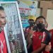 Bupati Fakfak, Untung Tamsil menyerahkan piala bergilir kepada Ketua Panitia Kejurda Bupati CUP 2021 untuk dilombahkan (Foto Salmon Teriraun/PR)