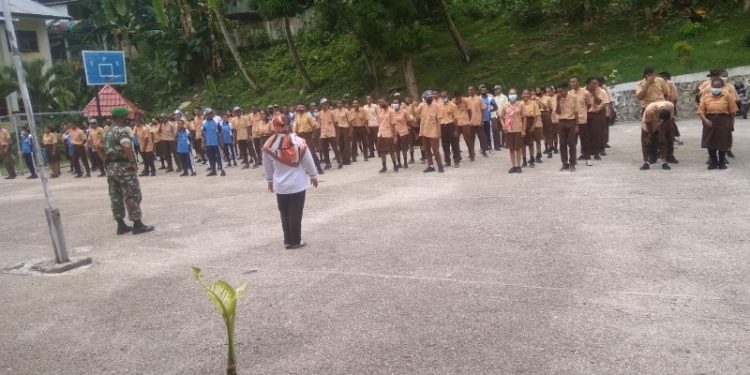 Babinsa Fakfak Tanamkan Wasbang dan Semangat Bela Negara Kepada Siswa SMA YPK Fakfak (Foto Ist/PR)