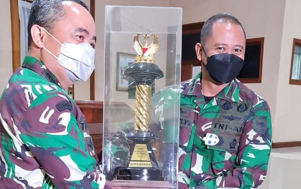 Komando Distrik Militer (Kodim) 1802/Sorong, Kodam XVIII/Kasuari menerima penghargaan karena berhasil meraih Juara Pertama pada Lomba Pembinaan Teritorial (Binter) Tingkat TNI AD kategori wilayah C, di aula Gajah Mada Pusterad, Cipayung, Jakarta Timur, Jumat (5/11/2021).