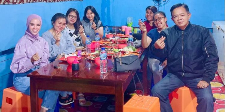 Kepala Dinas Kesehatan Kabupaten Fakfak, Gondo Suprapto dengan 6 dokter internship di salah satu restaurant di Kabupaten Fakfak. (Foto Ist/PR)