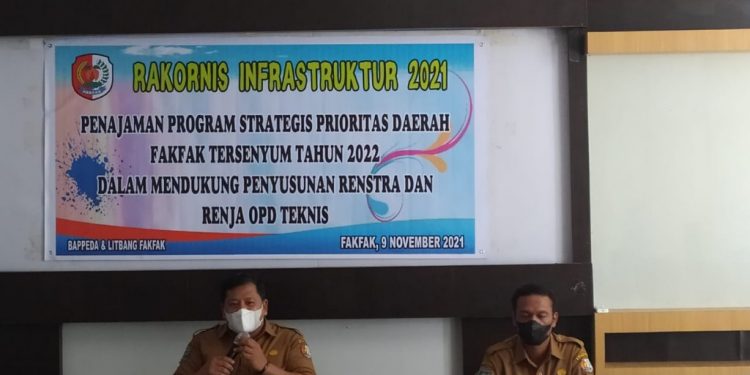 Rapat koordinasi teknis Infrastruktur dan kewilayahan digelar di Ruang Rapat  Bappeda Kabupaten Fakfak, Selasa 9 November 2021 (Foto Ist/PR).
