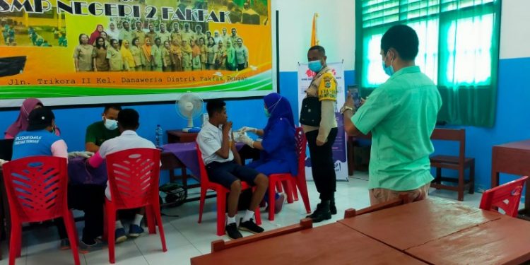 Polres Fakfak bekerjasama dengan Dinas Kesehatan Kabupaten Fakfak gelar Vaksinasi Presisi Merdeka untuk Pelajar SMP Negeri 2 Fakfak (Foto Humas Polres Fakfak/PR)