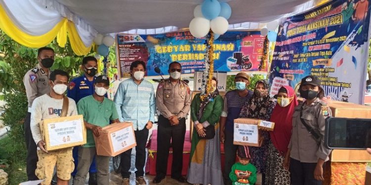 Gebyar Vaksinasi Covid-19 yang digelar Polres Fakfak, Polda Papua Barat, sejumlah hadiah menarik diserahkan kepada peserta vaksinasi (Foto Ist/PR)