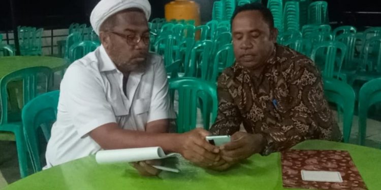 Kepala Distrik Karas, Soleman Temongmere (kanan) temui Tenaga Ahli Utama KSP Ali Mochtar Ngabalin di Hotel Grand Papua Fakfak, Selasa 29 November 2021. (Foto Ist/PR)