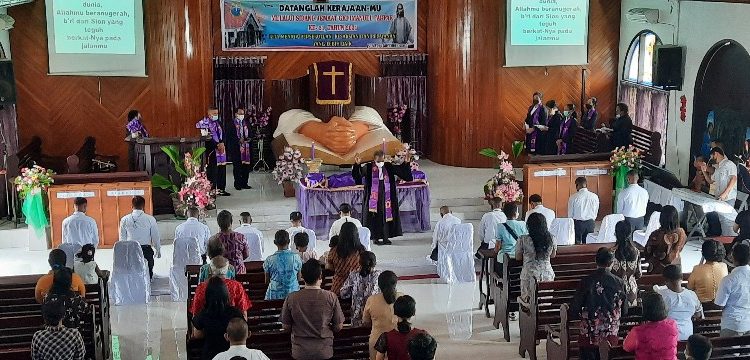 Suasana ibadah minggu adven di GKI Jemaat Imanuel Fakfak (Foto Dok/PR)