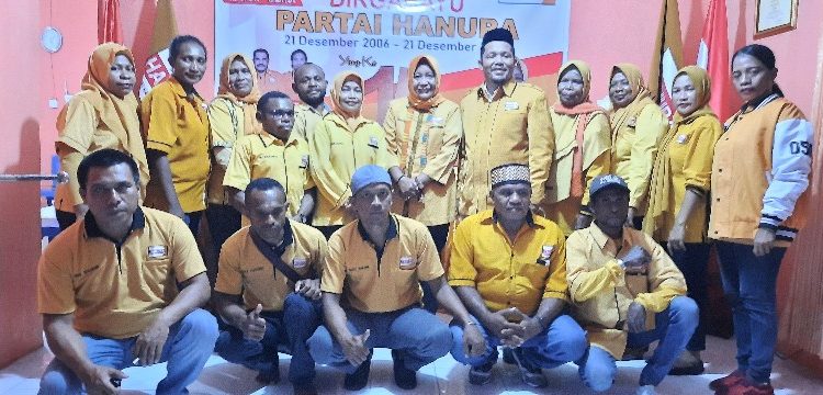 Ketua dan Pengurus DPC Partai Hanura Kabupaten Fakfak foto bersama usai Syukuran HUT Ke-15 Partai Hanura, tahun 2021 (Foto Salmon Teriraun/PR)