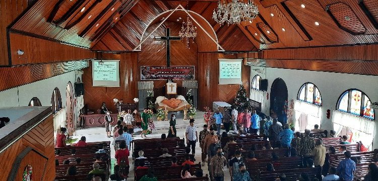 Suasana jemaat membawa persembahan syukur saat ibadah Natal 25 Desember 2021 di GKI Jemaat Imanuel Fakfak. (Foto Salmon Teriraun/PR)