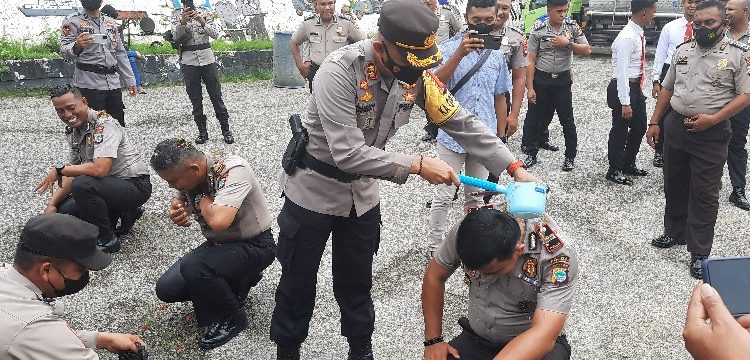 Tradisi Personel Naik Pangkat di Polres Fakfak disiram Air K
Kembang oleh Kapolres Fakfak, AKBP Ongky Isgunawan, SIK (Foto Salmon Teriraun/PR)