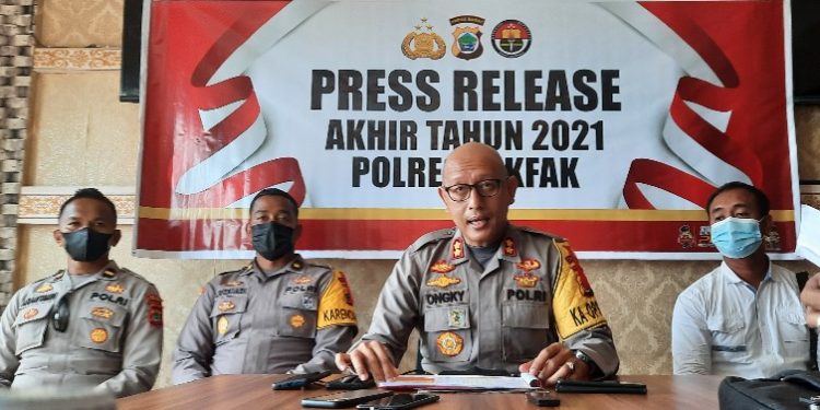 Suassna Kapolres Fakfak AKBP Ongky Isgunawan, SIK didamping Kabag Ops, para Kasat dan Kasi Humas Polres Fakfak (Foto Salmon Teriraun/PR)
