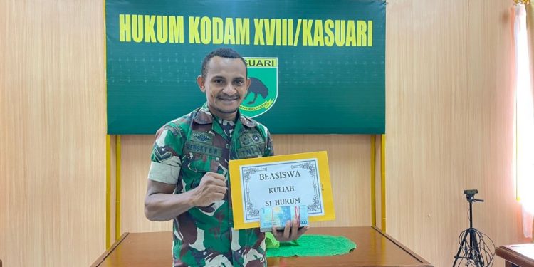 Kumdam Kasuari Beri Beasiswa S1 Hukum kepada Serda Frengky Benediktus Nasadit, Putra Asli Papua (Foto Pendam XVIII/Kasuari)