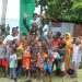 Suasana Dandim 1803/Fakfak Letkol Inf Gatot Teguh Waluyo foto bersama anak-anak di Kampung Wambar usai pengecatan Masjid dan bersih Pantai (Foto Ist/PR)
