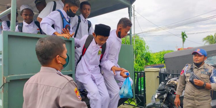 Polres Fakfak Kerahkan 7 Unit Mobil AntarJemput Pelajar untuk Vaksinasi Covid-19. (Foto Humas Polres Fakfak/PR)