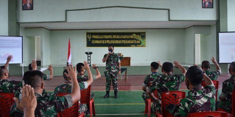 Kasdam XVIII/Kasuari Buka Pembekalan Kepada Personel Satuan BKO Teritorial Gelombang III di Wilayah Kodam XVIII/Kasuari TA. 2021. (Foto Pendam XVIII/Kasuari)