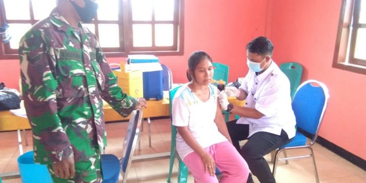 Suasana vaksinasi di Distrik Tomage Kabupaten Fakfak (Foto Pendam XVIII/Kasuari)