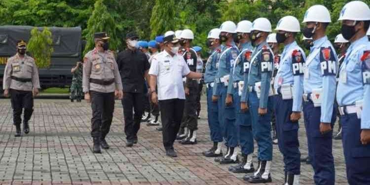 Gubernur Maluku Murad Ismail menjadi Inspektur Upacara Apel Operasi Lilin Tahun 2021 dalam rangka pengamanan perayaan Natal Tahun 2021 dan Tahun Baru 2022. (Foto Is/PR