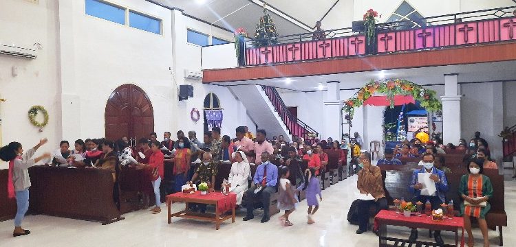 Suasana perayaan Natal Oikumene Persatuan Masyarakat Tanimbar (Permata) Kabupaten Fakfak di gereja GKI Kalvari Wrikapal Kabupaten Fakfak (Foto Salmon Teriraun/PR)