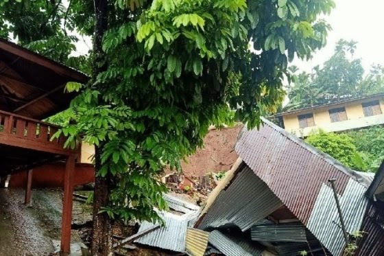 Longsoran tanah mengenai rumah warga di Kota Jayapura, Provinsi Papua. (Antara)