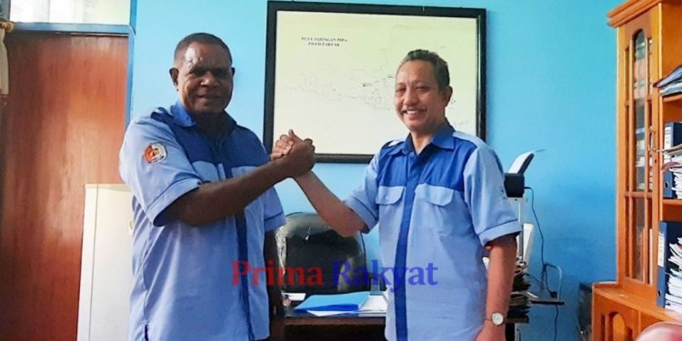 Ketua Dewan Pengawas Perumda Air Minum Tirta Pala, Charles Kambu (kiri) dan Direktur Perumda Tirta Pala, Munir Harahap (kanan)/Foto Salmon Teriraun/PR.