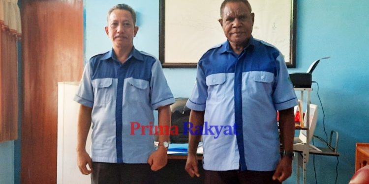 Ketua Dewan Pengawas Perumda Tirta Pala, Charles Kambu (kanan) dan Direktur Perumda Tirta Pala, Munir Harahap (kiri)/Foto Salmon Teriraun/PR)