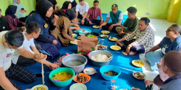 Di Tengah Kesibukan, Wakil Bupati Fakfak Yohana Hindom sempatkan Waktu makan Papeda bersama Mahasiswa Fakfak di Makassar, Selasa 28 Juni 2022 (Foto Ist)