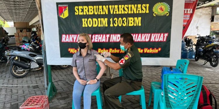 Suasana Vaksinasi digelar Detasemen Kesehatan Wilayah (Denkesyah) 13.04.01/Manado menggelar Vaksinasi di wilayah Kodim 1303/BM bertempat di Toko Tita Kotamobagu, Sulawesi Utara, Kamis 9 Juni 2022 (Foto Ist)