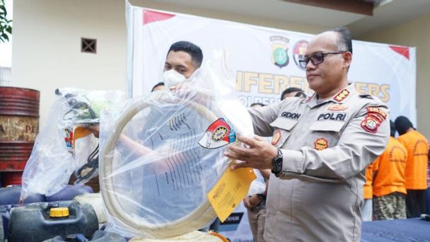 Kapolres Metro Bekasi Komisaris Besar Gidion Arif Setyawan menunjukkan barang bukti tindak pidana penyelewengan distribusi solar subsidi/Foto: Antara.