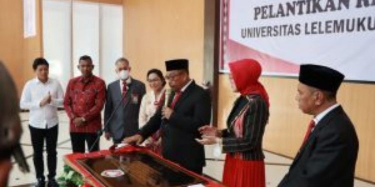 Gubernur Maluki Murad Ismail menandatangani  prasasti peresmian.Universitas Lelemuku Saumlaki (UNLESA)/Foto Istimewa.