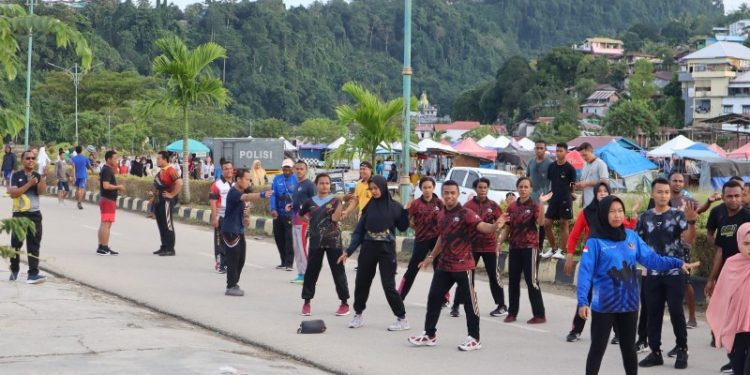Polres Fakfak menggelar kegiatan olahraga bersama Masyarakat, di Jalur Car Free Day Jl. Dr. Selasa Namudat Fakfak, Sabtu 30 Juli 2022 (Humas Polres Fakfak).