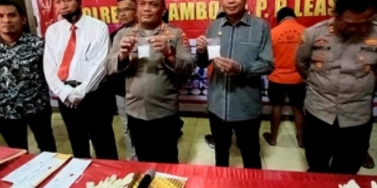 Kapolresta Ambon, Kombes Pol. Ra Arthur Simamora saat berikan keterangan pers di Mapolresta Ambon, Kamis (21/7/2022) seputar penangkapan tiga orang pengedar ganja di Ambon. (Foto Istimewa)