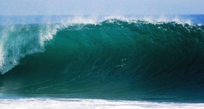Ilustrasi gelombang tinggi di laut. (Foto Istinewa)