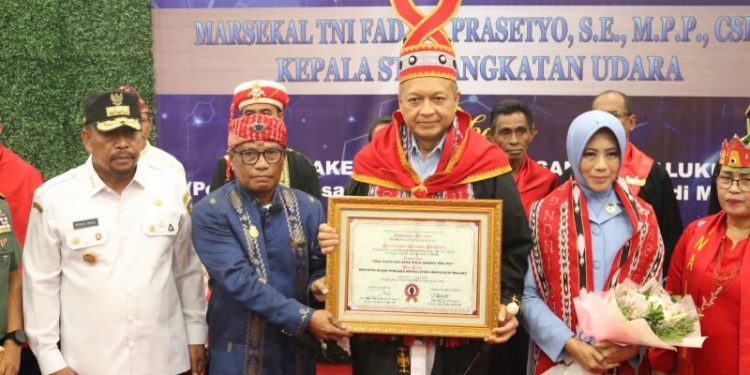 KSAU Marsekal Fadjar Prasetyo mendapat gelar kehormatan adat Maluku. (Foto KBRN Ambon)