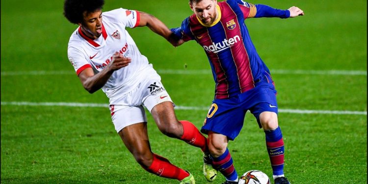Bek Sevilla, Jules Kounde saat sedang menjegal Lionel Messi (FOTO: The Athletic).