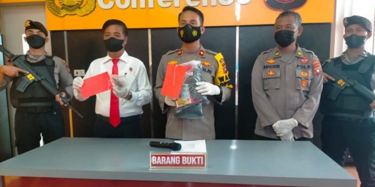 Wakapolres Singkawang, Kompol Raden Mahendra menunjukkan barang bukti penangkapan kasus narkotika (ANTARA)