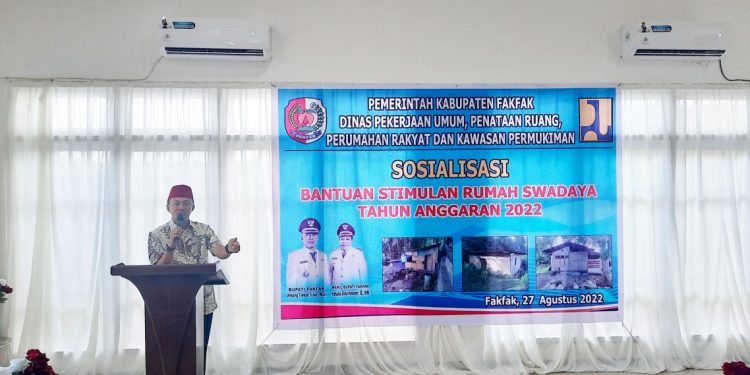 Bupati Untung Tamsil dalam sambutannya pada acara sosialisasi Bantuan Stimulan Rumah Swadaya (BSRS) Windi Puput Kabupaten Fakfak, Sabtu 27 Agustus 2022 (Foto Salmon Teriraun/PR).