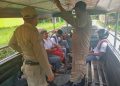 Anggota Satuan Polisi Pamong Praja (Satpol PP) Kabupaten Fakfak, Papua Barat mengamankan 5 pelajar dari salah satu tempat Bilyard di Kabupaten Fakfak, Selasa 9 Agustus 2022 (Foto Ist).