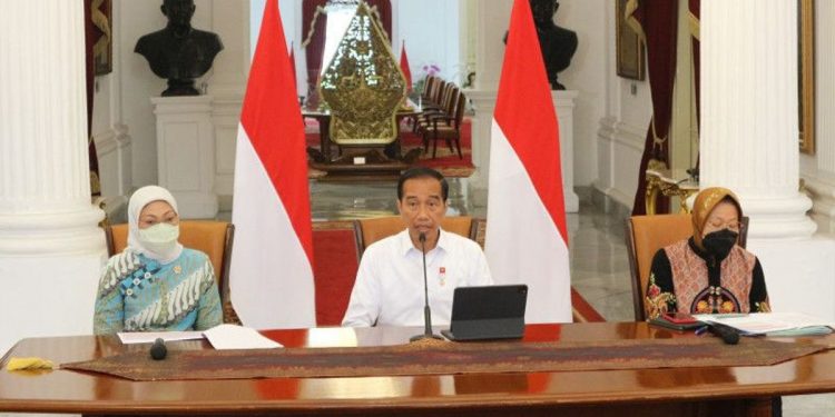 Presiden Joko Widodo didampingi Menteri Sosial Tri Rismaharini (kanan) dan Menteri Ketenagakerjaan Ida Fauziah (kiri) di Istana Merdeka Jakarta/ANTARA