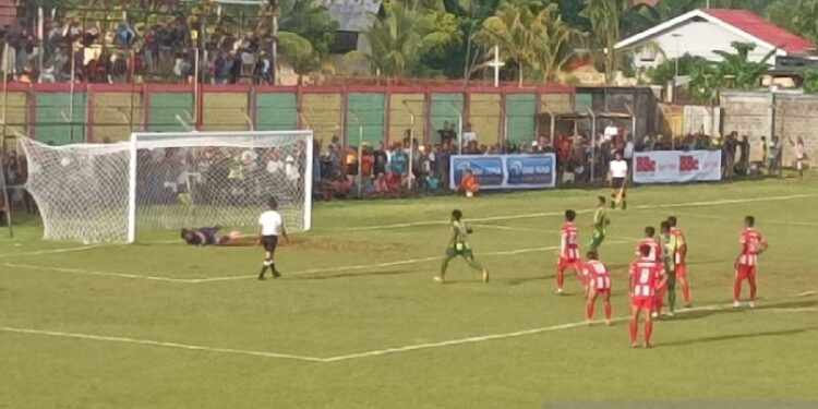 Gol tendangan finalti pemain PSBS Biak Marthen ke gawang Deltras dikawal kiper Dicky Agung Setiawan. ANTARA/Muhsidin