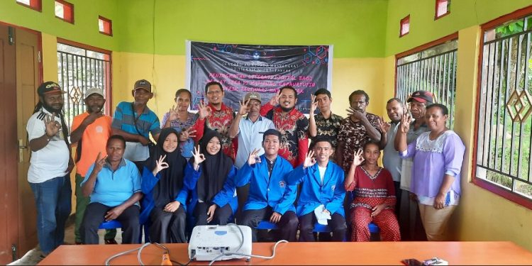 foto bersama Dosen, Mahasiswa Prodi Manajemen Informatika dan peserta berasal dari aparat Kampung Kapaurtutin, Distrik Pariwari Kabupaten Fakfak, Papua Barat (Foto Salmon Teriraun/PR)