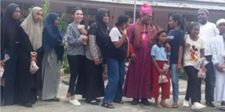 Suasana foto bersama Uskup Diosis Amboina, Mgr. Seno Ngutra usai membuka kegiatan temu anak dan remaja lintas agama di kota Masohi, Minggu, (4/9/2022).