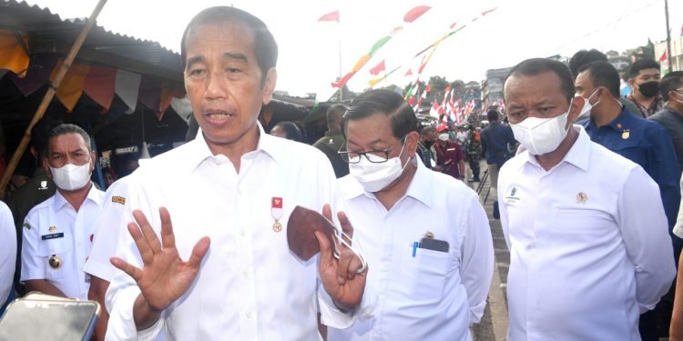 Presiden Jokowi memberikan keterangan pers usai mengunjungi Pasar Olilit, di Tanimbar Selatan, Kabupaten Kepulauan Tanimbar, Maluku, Jumat (02/09/2022). (Foto Ist)