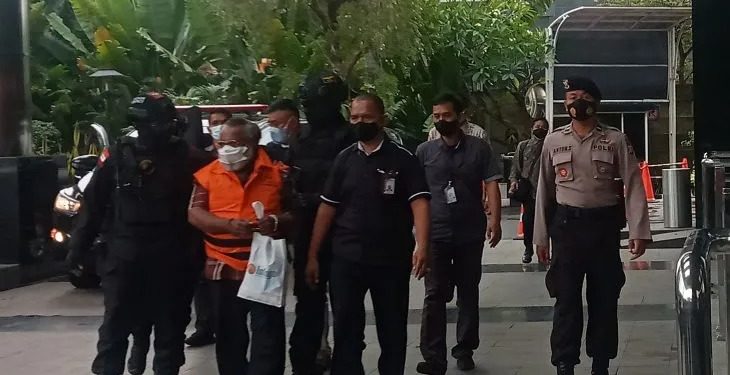 Bupati Mimika Eltinus Omaleng saat tiba di Gedung Merah Putih Komisi Pemberantasan Korupsi (KPK), Jakarta, Kamis (8-9-2022). ANTARA/Tri Meilani Ameliya