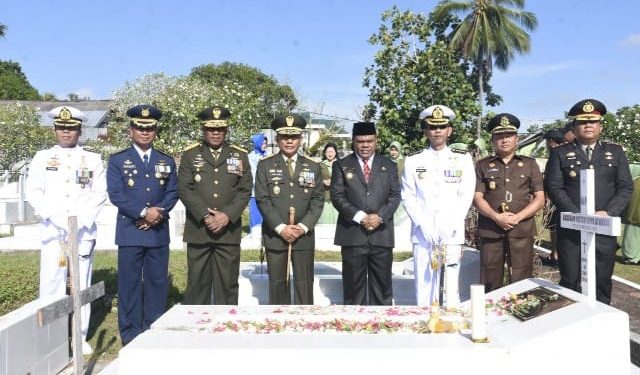 Peringati HUT Ke-77 TNI, Pangdam Kasuari Pimpin Ziarah ke TMP Manokwari (Pendam XVIII/Kasuari untuk primarakyat.net)